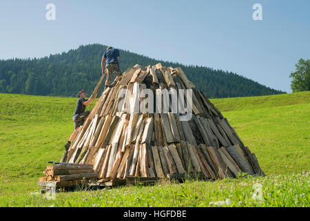 Holzkohle Haufen mit Kohlenbrenner in Neukirchen in der Gemeinde Teisendorf Stockfoto