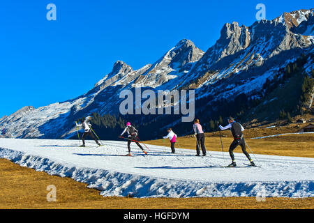 Langläufer auf improvisierten Langlauf läuft, Espace Nordique des Confins, La Clusaz, Frankreich Stockfoto