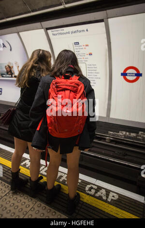 Über 100 Londoner teilgenommen in 2017 keine Hose Metrofahrt mit der Londoner U-Bahn. Diese jährliche Veranstaltung, die 8. entstand in New York als U-Bahn-Fahrt ohne Hosen. Teilnehmer reisten in ihre Unterhose. Dieses Jahr war eine Schaufensterpuppe Herausforderung enthalten die sich auf das Zusammentreffen der Kings Cross Station beteiligt haben. Stockfoto