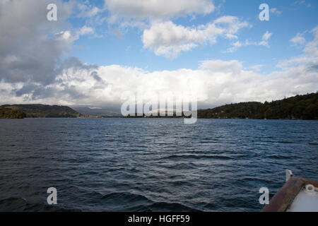 Sturm Wolken über die Berge im Norden von Windermere Herbsttag Seenplatte Cumbria England Stockfoto