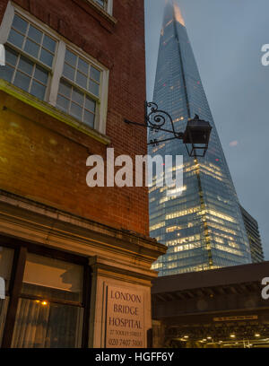 Die Scherbe ragt über die London Bridge Hospital am Südufer der Themse, London, UK. Stockfoto