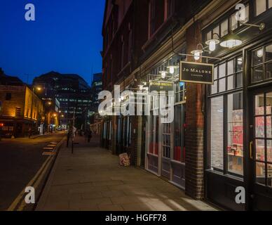 Brushfield Street in der Nähe von Spitalfields Market, London in der Nacht. Stockfoto