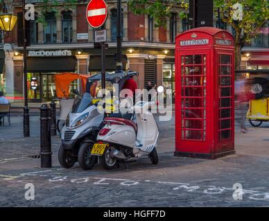 Motorräder und Telefonzelle in der Nähe von Palace Theatre, Shaftesbury Avenue, London Stockfoto