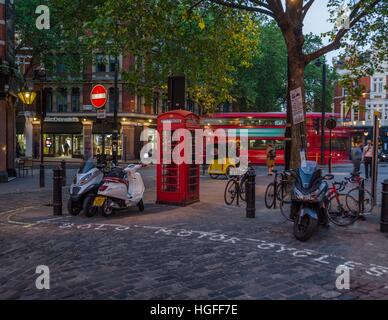 Motorräder und Telefonzelle in der Nähe von Palace Theatre, Shaftesbury Avenue, London Stockfoto