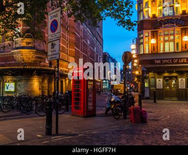 Motorräder, Fahrräder und Telefonzelle in der Nähe von Palace Theatre, Shaftesbury Avenue, London Stockfoto