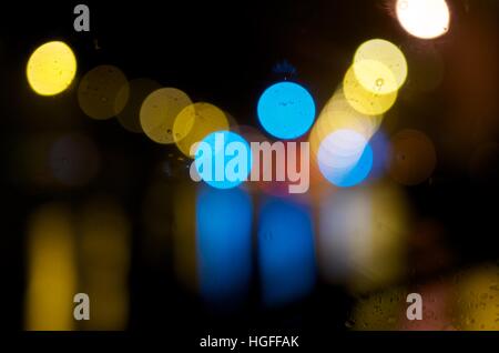 Bunten Bokeh Kugeln durch nasses Glas Stockfoto