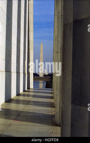 Die Capital Building und Washington Monument kann durch die Spalten am Lincoln Memorial in Washington DC im Dezember 2000 gesehen. Stockfoto