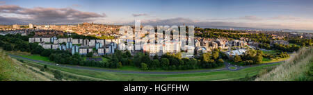 Panoramablick über Edinburgh Stadt von oben von Arthur Sitz in Schottland Stockfoto