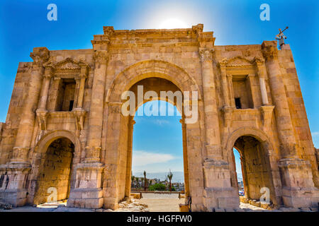 Hadrians Bogen Tor Sonne antike römische Stadt Jerash Jordan.  Jerash 300 v. Chr. bis 100 n. Chr. die Macht kam und war eine Stadt bis 600 n. Chr.. Nicht erobert bis 11 Stockfoto