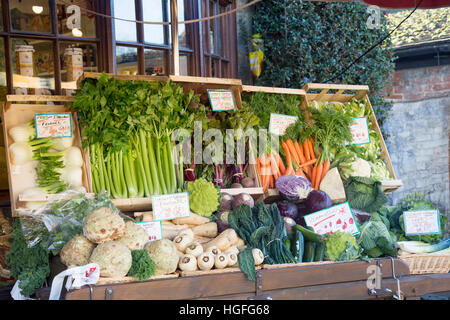 Broadway-Dorf in den Cotswolds und seine lokale frische Feinkost-Laden-Geschäft an einem sonnigen Wintertag, Worcestershire, England, Stockfoto