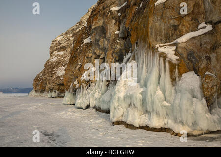 Schöne Eiszapfen auf Felsen. Winterlandschaft im Baikalsee. Stockfoto