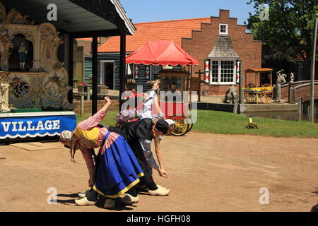 Klompen Tänzer einen traditionellen Tanz auf NELIS "Dutch Village in Holland, Michigan, USA demonstrieren. Stockfoto