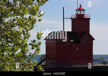 Die historischen Holland Harbor Light, auch als der Große Rote Leuchtturm bekannt, steht auf Lake Michigan an Macatawa, Michigan, USA Stockfoto