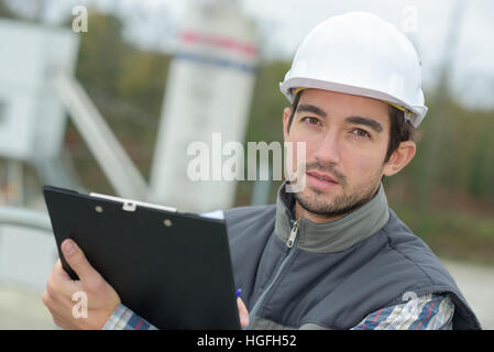 ökologische Inspektor hält eine Datei Stockfoto