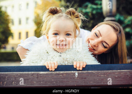 Mutter und Tochter in einem park Stockfoto
