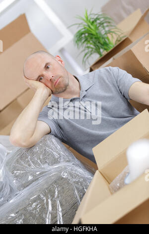 Junge müde Mann auf Verschieben Stockfoto