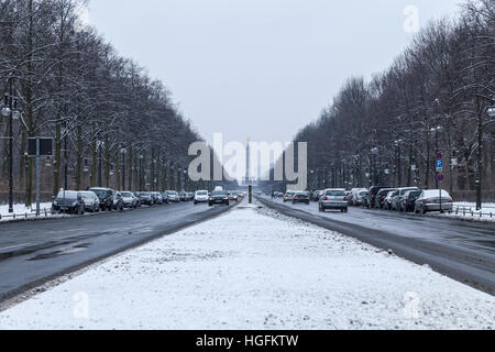 Blick auf die Siegessäule im Winter in Berlin Stockfoto