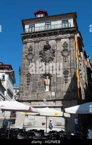 Porto, Portugal, Europa: Ein portugiesischer Mann sitzend auf Fonte da Praca da Ribeira, der Brunnen mit Blick auf den Praça da Ribeira (Fluss) Stockfoto