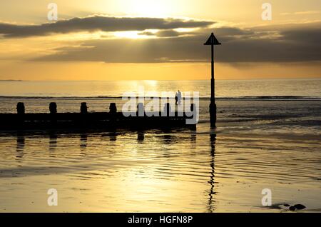 Wanderer-paar am Strand bei Sonnenuntergang Ceredigion Wales Cymru UK GB von Borth Stockfoto