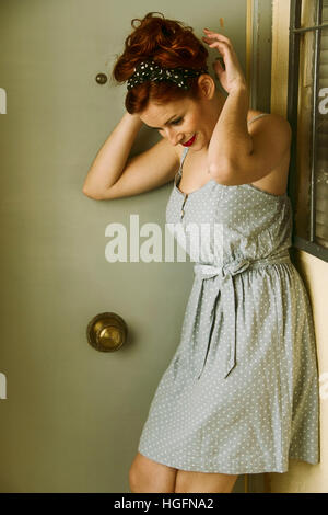 Junge rothaarige Frau mit Vintage Pin up Stil Stockfoto