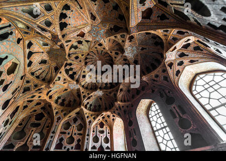 Decke der Music Hall in Safavid Ali Qapu Palast befindet sich bei Naqsh-e Jahan Quadrat in Isfahan, Iran Stockfoto