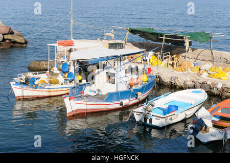 Vertäuten Fischerbooten im Hafen von Hydra, Hydra, Saronische Inseln, Griechenland Stockfoto