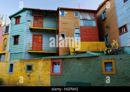 Bunt bemalte Häuser in La Boca Bezirk, Buenos Aires, Argentinien, Südamerika Stockfoto