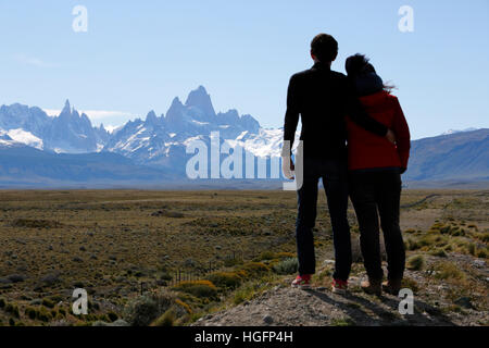 Paar, bewundern Sie die Aussicht über Mount Fitz Roy und Cerro Torre, El Chalten, Patagonien, Argentinien, Südamerika Stockfoto