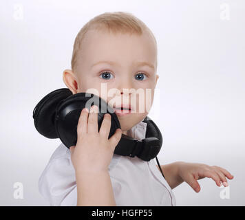 Süßes Baby mit Kopfhörer-Porträt Stockfoto