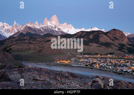 Blick auf Mount Fitz Roy und Cerro Torre mit Stadt von El Chalten, El Chalten, Patagonien, Argentinien, Südamerika Stockfoto