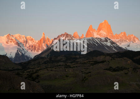 Blick auf Mount Fitz Roy und Cerro Torre bei Sonnenaufgang vom Mirador de Los Kondore, El Chalten, Patagonien, Argentinien, Südamerika Stockfoto