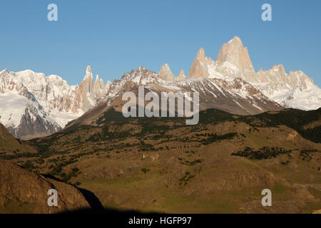 Blick auf Mount Fitz Roy und Cerro Torre vom Mirador de Los Kondore, El Chalten, Patagonien, Argentinien, Südamerika Stockfoto