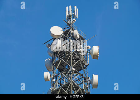 Telekommunikation Pol Turm TV-Antennen mit blauem Himmel Stockfoto