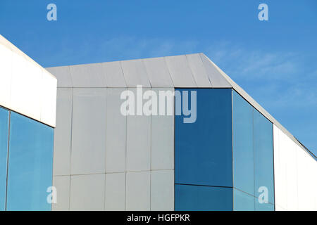 Details zu graue Fassade aus Aluminiumplatten mit Türen und Fenstern auf Industriegebäude Stockfoto