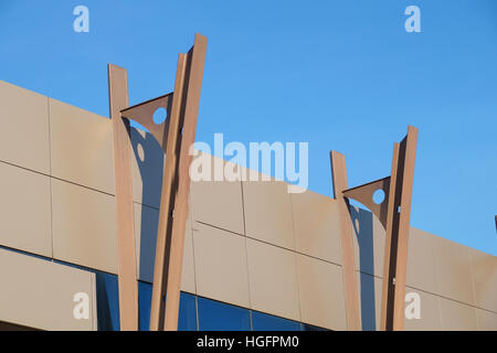 Details der Aluminium-Fassade mit bunten orange Platten, große Shopping-mall Stockfoto