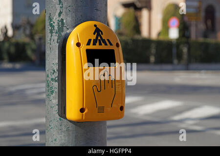 Nahaufnahme der gelbe Zebrastreifen-Taste für Fußgängerüberweg in Amsterdam Stockfoto