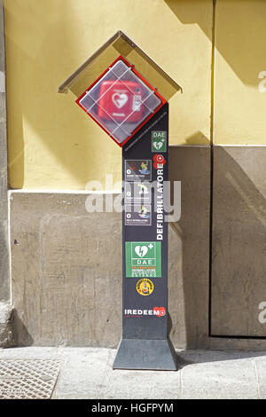 Station der ein automatisierter externer Defibrillator AED in der italienischen Stadt Lecco Stockfoto