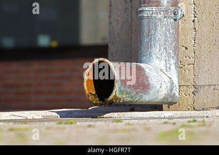 Regenrinne Ablassen von Wasser vom Dach. Stockfoto