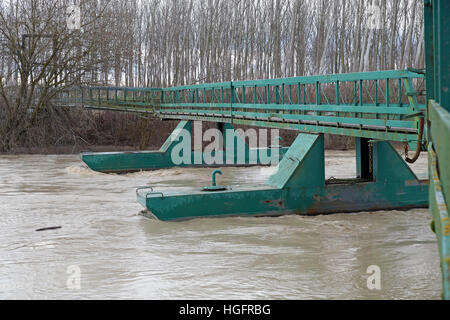 Bewegliche Brücke über den Fluss Stockfoto