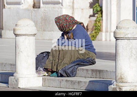 Rom, Italien - 24. März 2016: Obdachlose, wie abgebildet, kann sein gesehen fast an jeder Ecke der Straße im Zentrum der großen Städte Stockfoto