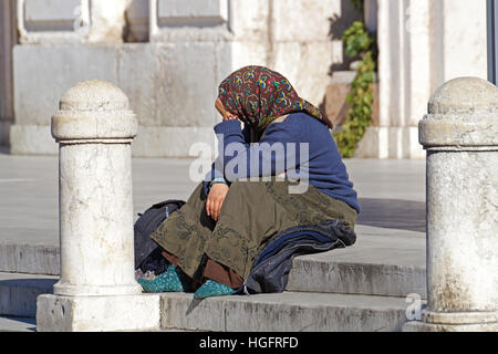 Rom, Italien - 24. März 2016: Obdachlose, wie abgebildet, können fast an jeder Ecke an jeder Straßenecke in der Mitte von allen großen Städten gesehen werden Stockfoto