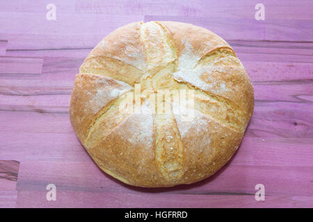 Sortiment von gebackenem Brot auf roten Holztisch Hintergrund Stockfoto
