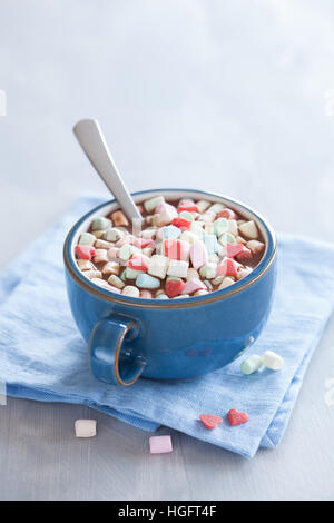 heiße Schokolade mit Marshmallow und roten Herzen Stockfoto
