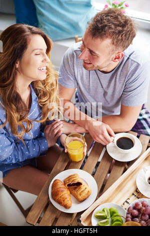 Paar in der Küche das Frühstück zubereitet Stockfoto