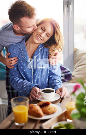 Lieben Mann seine Freundin küssen Stockfoto