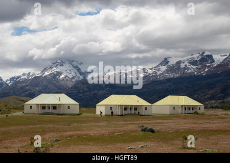 Bungalows am Lago Argentino, El Calafate, Parque Nacional Los Glaciares, Estancia Cristina unter Anden, Patagonien, Argentinien Stockfoto