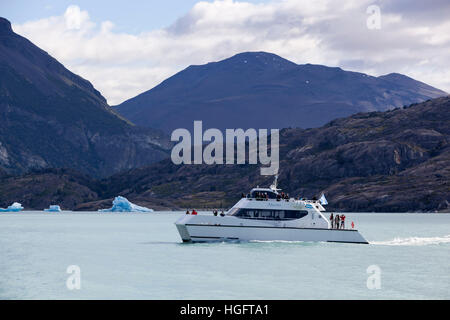 Sightseeing Boot in der Nähe von Upsala Gletscher am Lago Argentino, El Calafate, Parque Nacional Los Glaciares, Patagonien, Argentinien Stockfoto