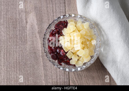 Getrocknete Früchte in Kristallschale. Von oben Stockfoto