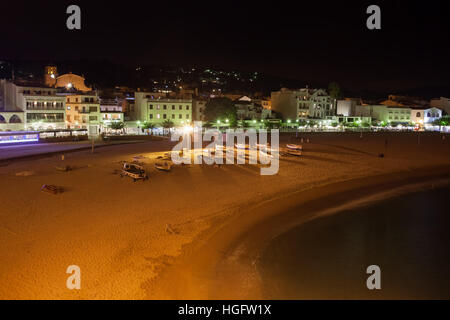 Spanien, Katalonien, Costa Brava, Resort Stadt Tossa de Mar in der Nacht, Platja Gran Strand am Mittelmeer Stockfoto