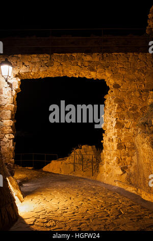 Steinmauer mit Tor bei Nacht, mittelalterlichen Befestigungsanlage der Altstadt (Vila Vella) beleuchtet in Tossa de Mar, Katalonien, Spanien Stockfoto